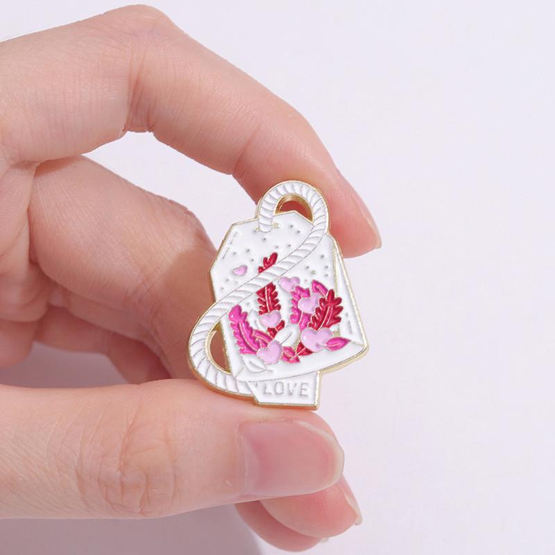 Creative New Pink Heart Shaped Brooch Colorful Cherry Blossom Metal Badge For Fashionable Accessories
