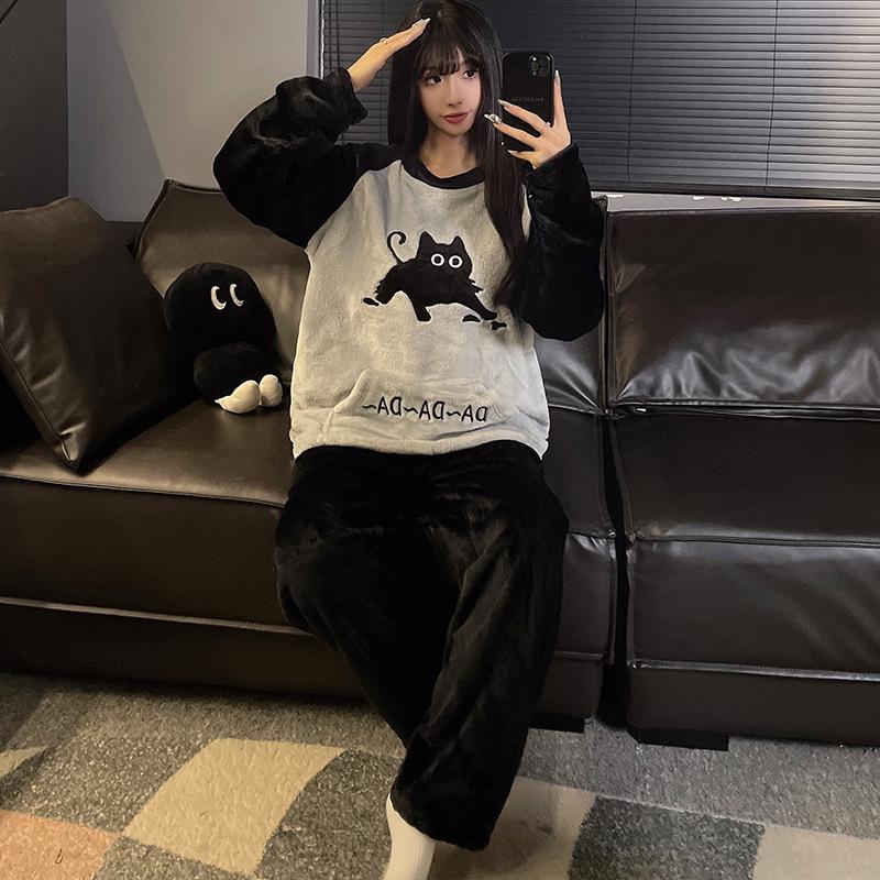 Autumn/Winter Flannel Pajamas: Cozy Round Neck Homewear for Youthful Men and Women