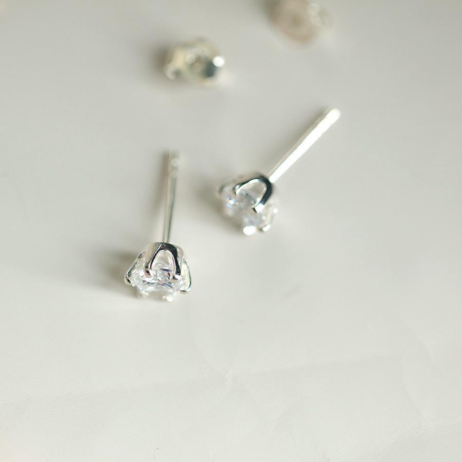 18K Gold-Plated Sterling Silver Crown Stud Earrings with Single Zircon Diamond, Simple and Elegant Six-Prong Design. 925 Silver