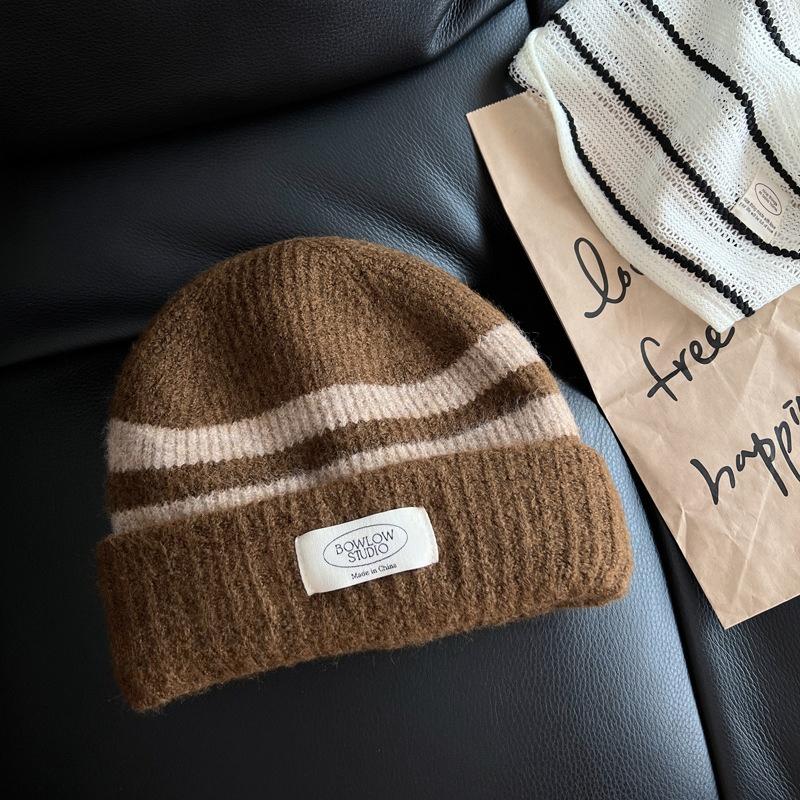 Bonnet rayé en laine pour enfants en automne et en hiver Version coréenne Doux pour la peau et mettant en valeur le visage Petit bonnet tricoté Cagoule Bonnet froid