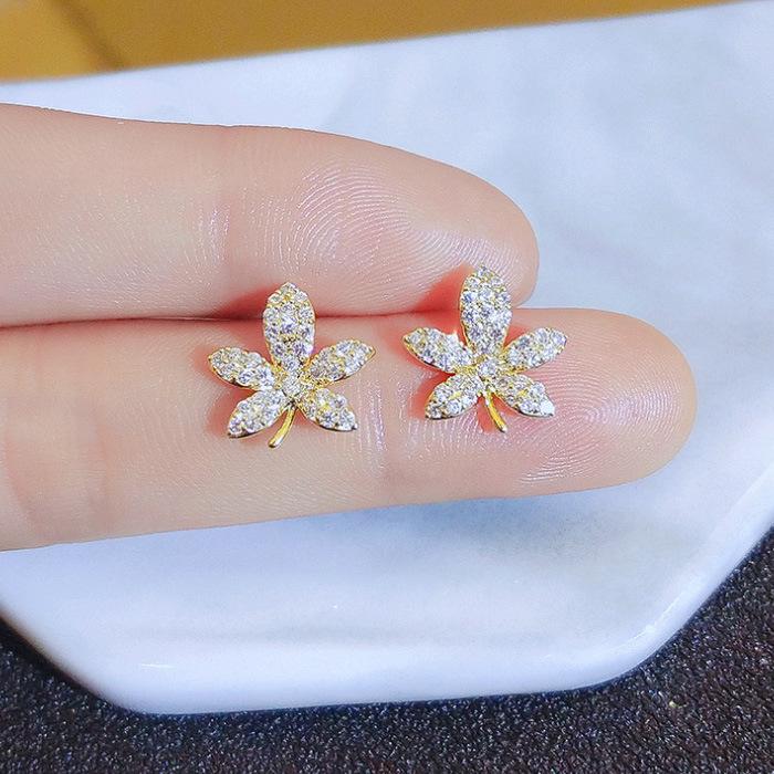Maple Leaf Stud Earrings Trendy Simple And Versatile High-End Earrings Niche Elegant Women'S Earrings