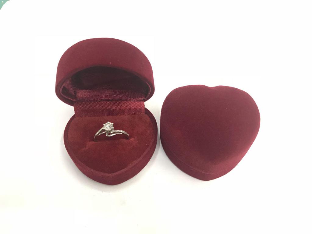 Geschenkbox mit Herzringen und Ohrringen aus Samt