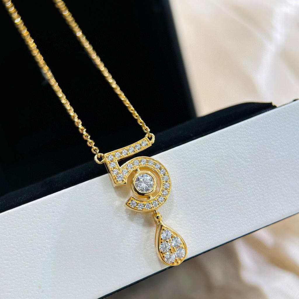 

Ожерелье-капля с 5 символами Элегантное и изящное, Изысканный дизайн, Модная гравировка, Толстое золотое ожерелье с покрытием из розового золота золотой