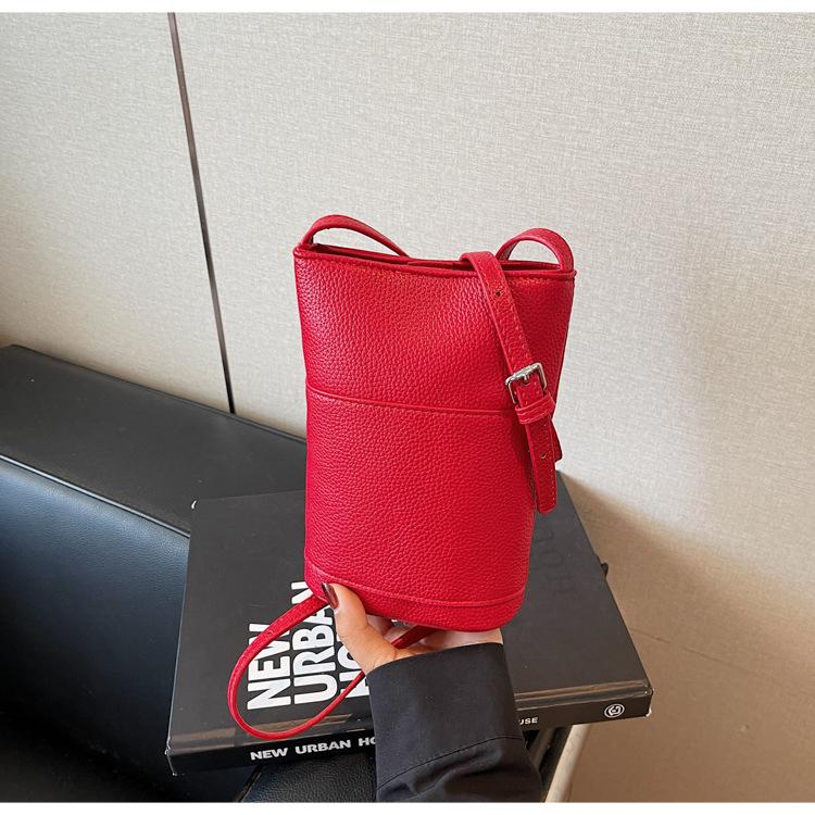 

Популярная маленькая сумка женская лето 2025 новая простая и универсальная сумка через плечо сумка для мобильного телефона бордовый