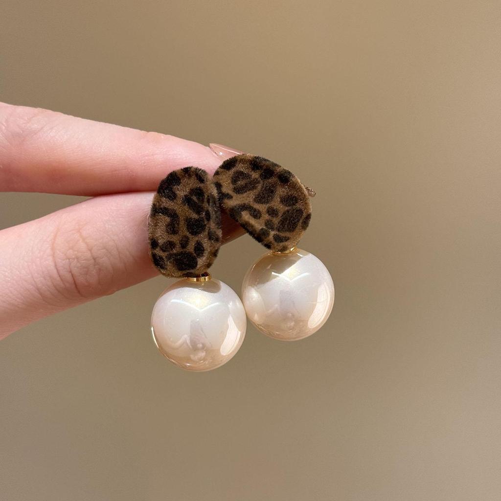 Retro Silver Needle Stud Earrings: Exaggerated Leopard Print with Pearl, European & American Hong Kong Style, Light Luxury Flocked Design