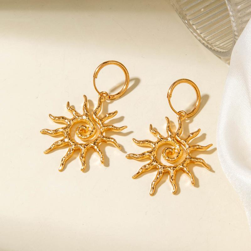 Jewelry Hollow Sun Necklace Personality Creative Trend Design Sense Spiral Clavicle Chain Women