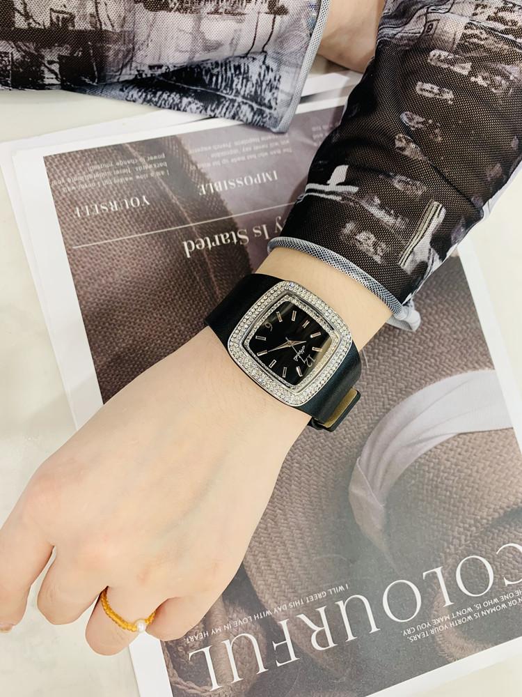 New Square Watch For WomenFeaturing A Large Dial Leather Strap Vintage Design, And A Stylish, Luxurious, And Sophisticated Look.