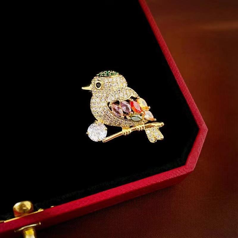 Moda brilhante delicado animal emblemas broches pinos feminino requintado completo cristal pega pássaro pino jóias
