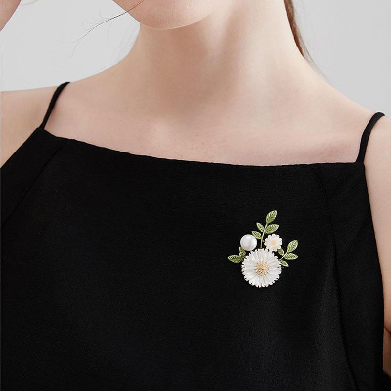 New small daisy brooch, high-end temperament flower pin, niche high-end corsage suit and accessories