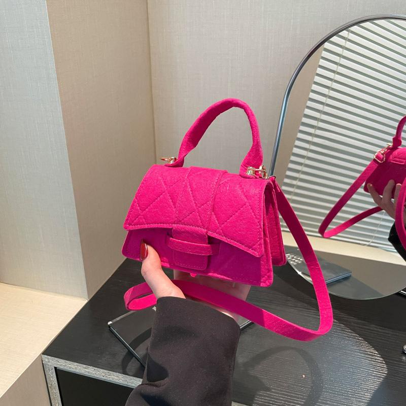 

Мини-маленькая сумка в форме сердца для девочек, женская, новая весна-лето 2025, нишевая взрывная сумка через плечо с одним плечевым ремнем, маленькая квадратная сумка-конверт красного цвета розы красного