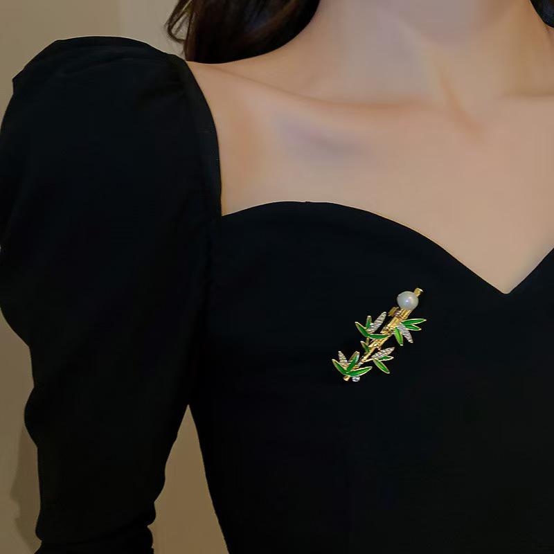 Exquisite Green Bamboo Leaf Brooch: Versatile Chinese Style Accessory