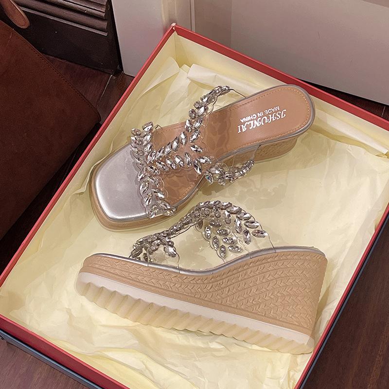 

2025 European and American foreign trade new women s shoes stiletto rhinestone transparent PVC cool slippers thick-soled slippers 39 серебряный