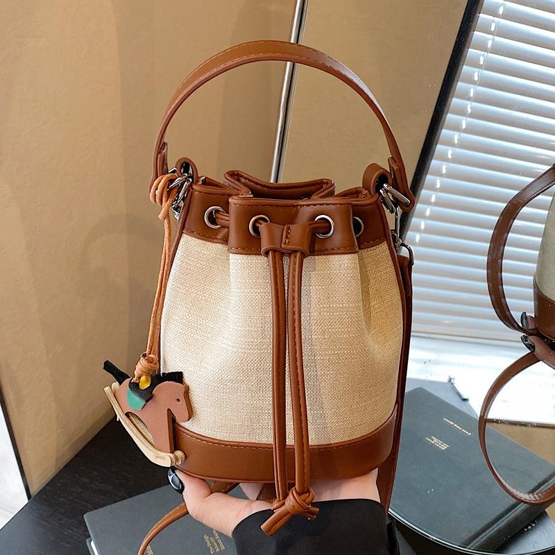 Popular fashion bucket bag 2025 new trendy niche design single shoulder oblique bag high-end portable women's bag