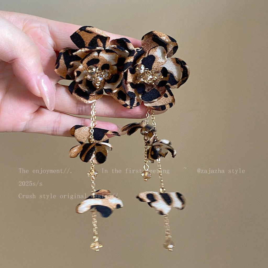 Elegant Pearl Stud Earrings: Simple, High-End Design for Autumn/Winter 2024