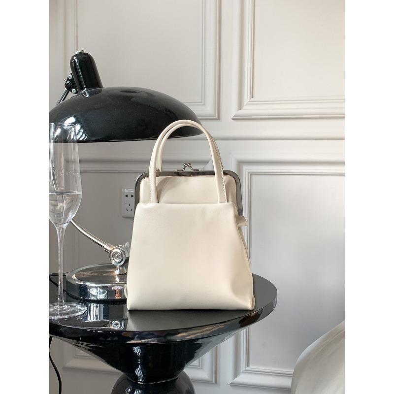 

Сумка на цепочке женская с высоким чувством моды, простая портативная сумка-клатч, мягкий нишевый дизайн, сумка-мессенджер женская белый