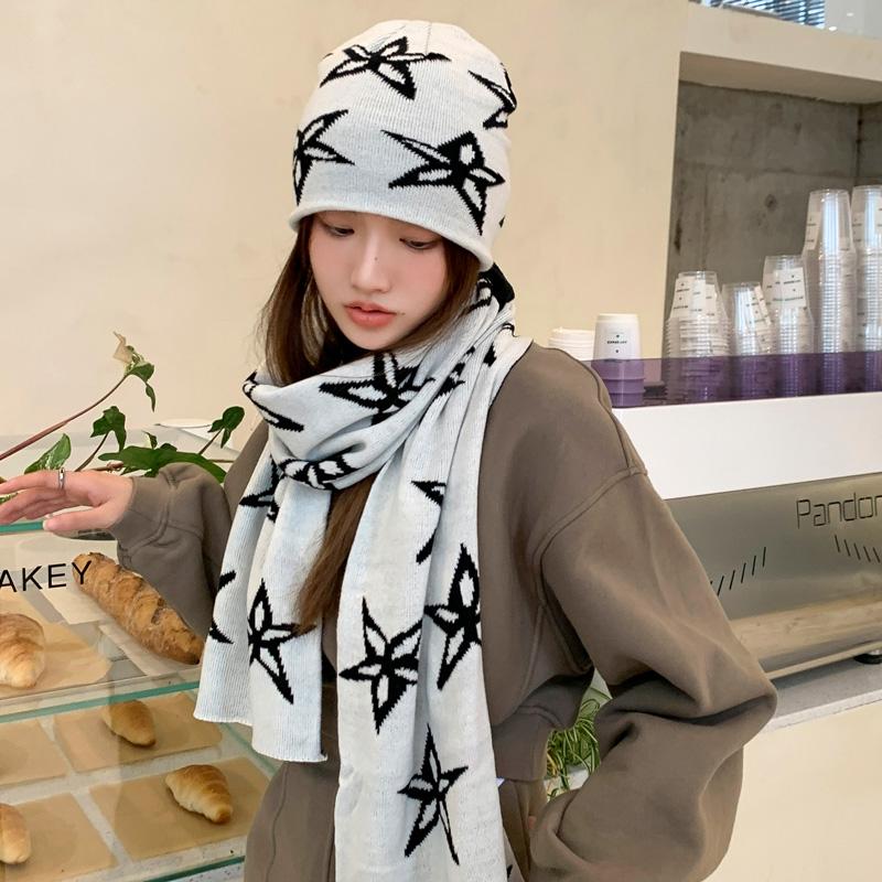 

Autumn and winter hat women s winter scarf wool hat set women s autumn and winter five-pointed stars black and white double-sided circumference Adult hat (54-58cm) білий