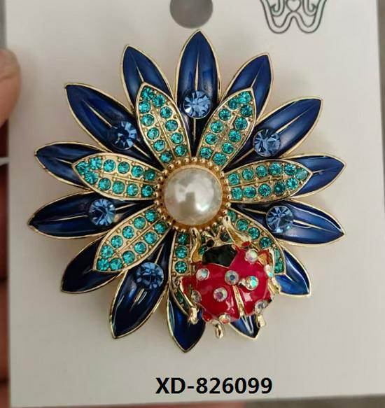 Luxury Retro Flower Brooch with Pearl and Rhinestone Inlay - Elegant Women's Corsage Pin.