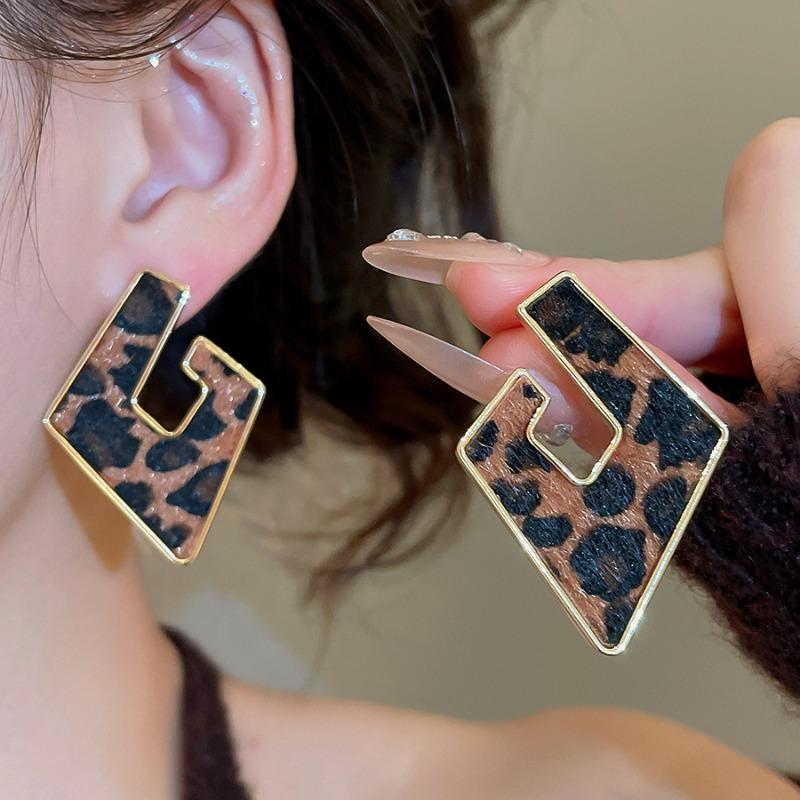 Silver needle autumn and winter retro leopard print geometric square round stud earrings Maillard simple earrings niche high-end earrings