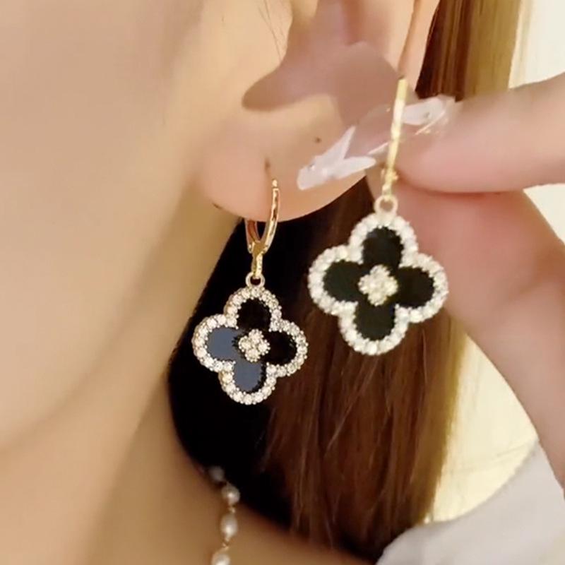 Boucles d'oreilles de luxe tendance 2024 accrocheuses pour femmes: Boucles d'oreilles à clous tendance et polyvalentes pour l'automne et l'hiver