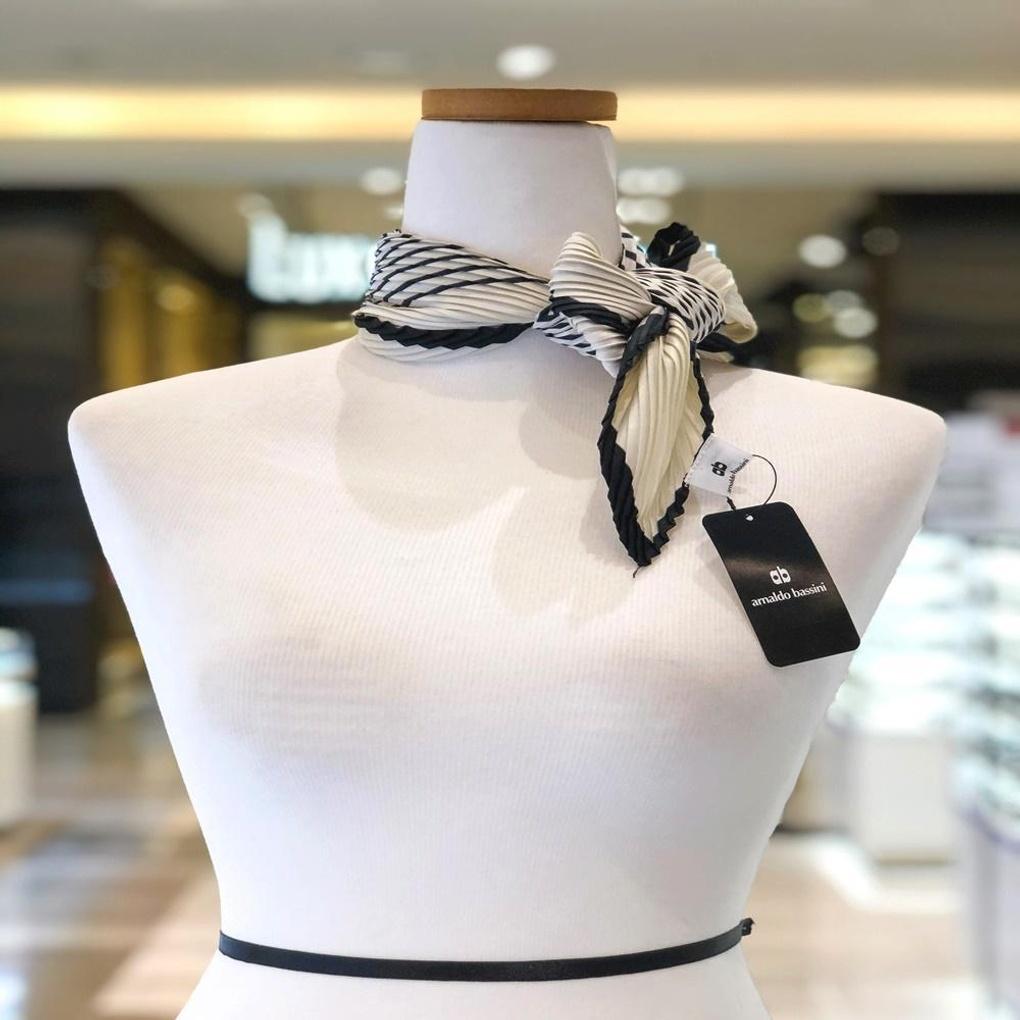 MJ Arnaldo Basini Diamond Pattern Pleated Scarf (20118)