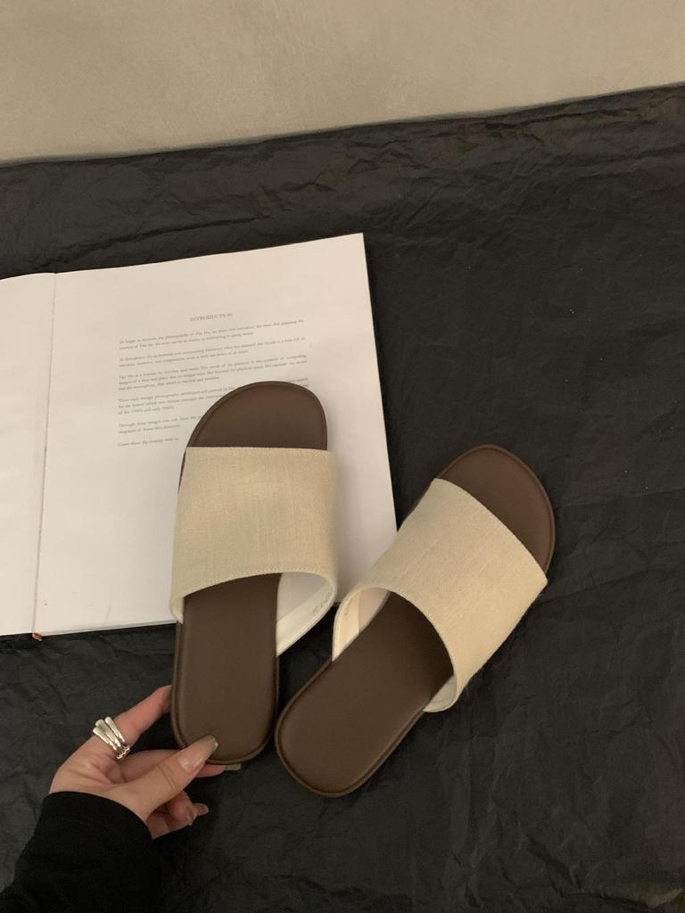 French flat-bottomed retro casual one-word slippers for women's summer wear 2025 new seaside vacation beach cool slippers
