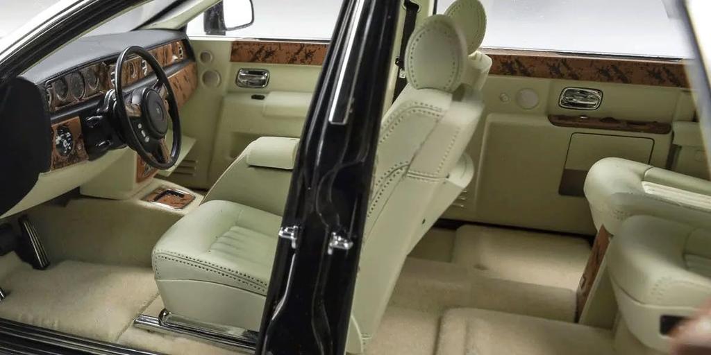 Kyosho Original 1/18 Scale Rolls-Royce Phantom EWB Black/Silver Finished Product