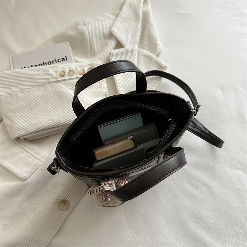 Small Bag Women's Spring and Summer New Texture Niche Design Retro Versatile Messenger Bag Portable Bucket Bag