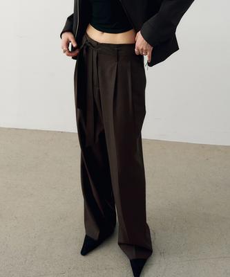 NOIRER FOR WOMAN Belted Two-Tuck Wide Slacks (Brown)