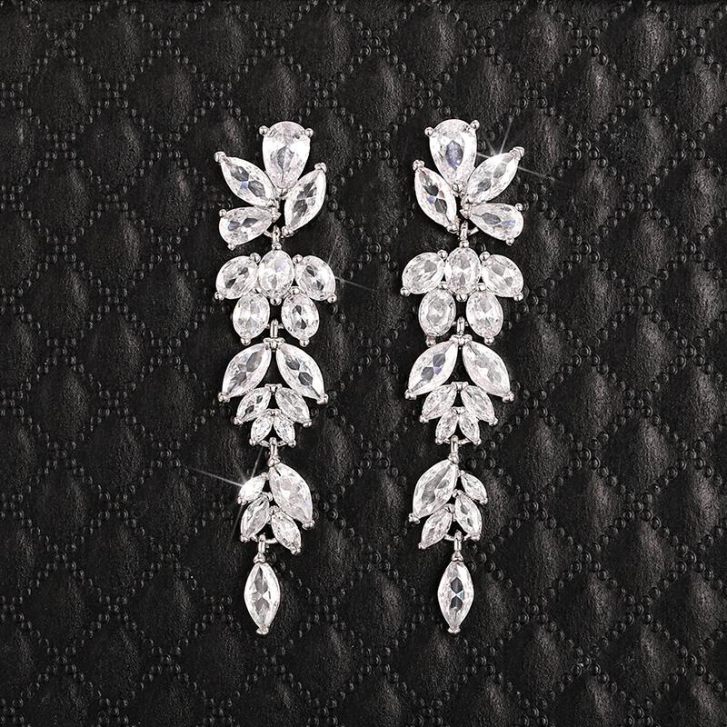 Boucles d'oreilles Huitan Romantiques pour Fête de Mariage avec Pendentif en Zirconia Brillant Accessoires Magnifiques Délicats pour Femme Mode Cadeau Exquis