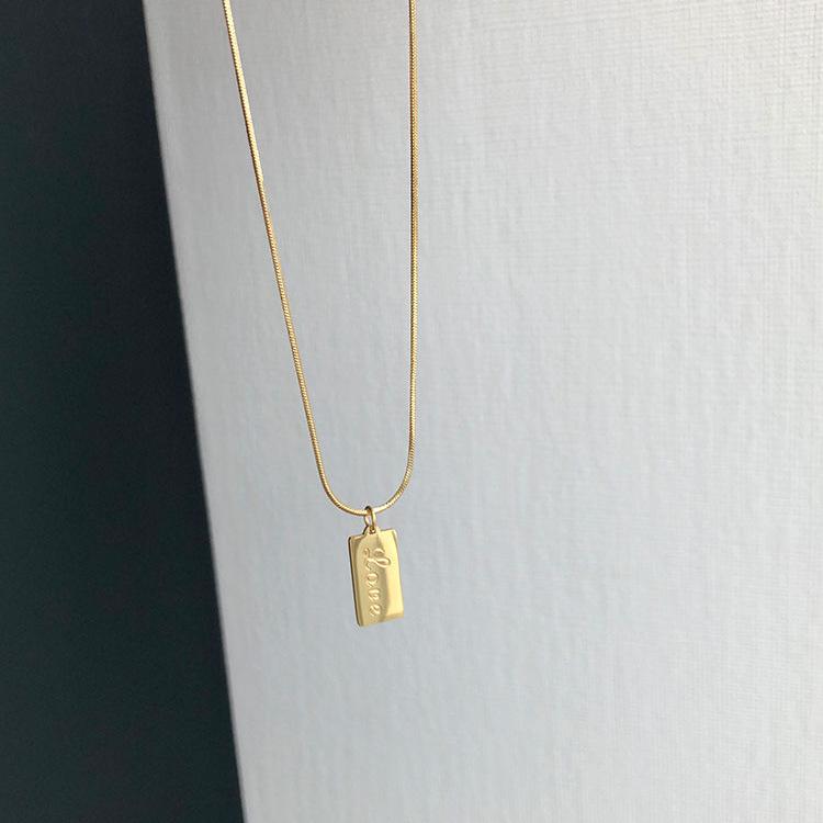 

Европейское и американское круглое бусины Титановая сталь Ключица Ожерелье с Золотым Квадратным Подвеской в виде Буквы Любви золотой