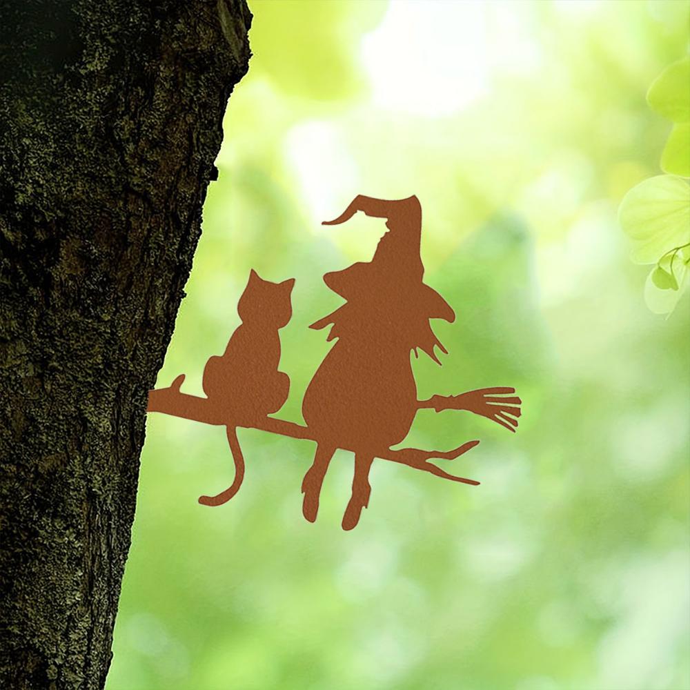 Železný umělecký kolík s motivem čarodějnice a kočky ve dvůrku Pozvedněte svou výzdobu tímto unikátním železným uměleckým kolíkem s motivem čarodějnice a kočky ve dvůrku.