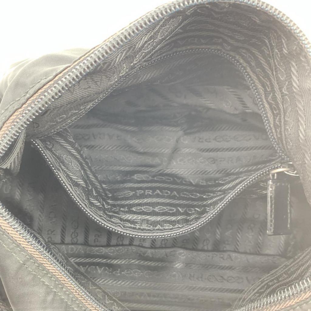 Prada Pocono Schultertasche Kameratasche Crossbody Tessuto Nylon Leder Schwarzer Schultergurt Crossbody Dreieckiges Logo-Schild Weißes Etikett