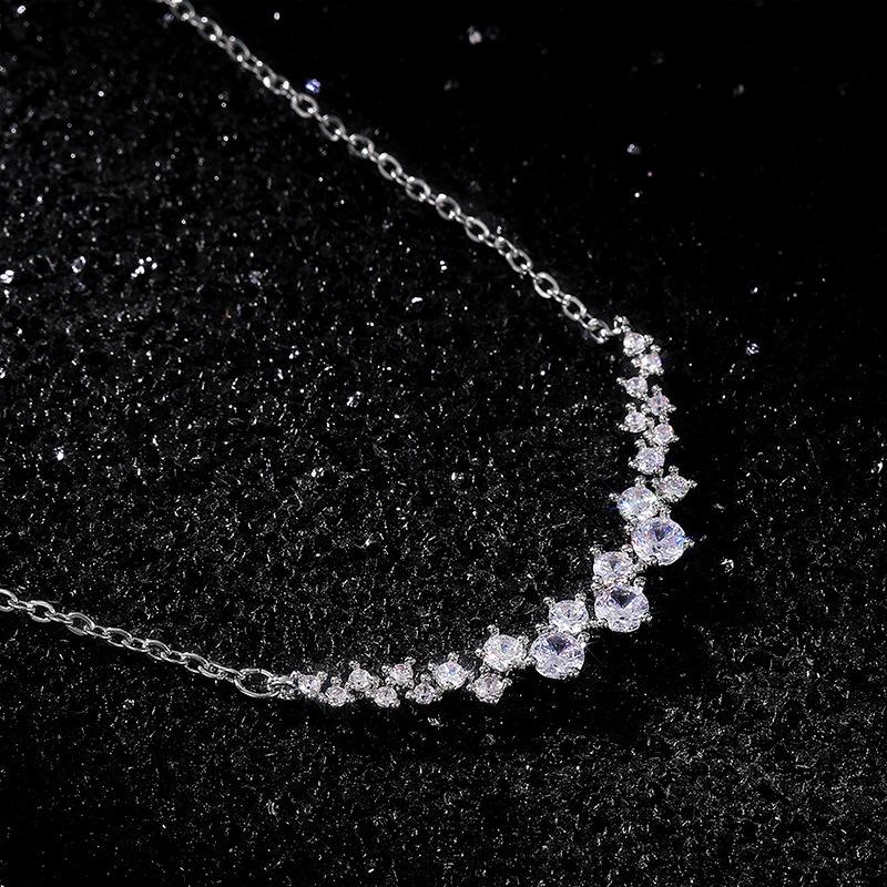 Ladies' Pendant Necklace, Inlaid with Gradient Transparent Cubic Zirconia, Minimalist Curved Design, Exquisite Daily Necklace, Birthday Gift