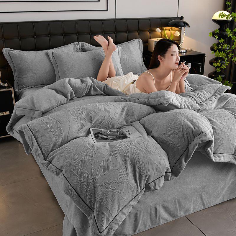 G5Z2025 Autumn/Winter Milk Velvet 4-Piece Solid Color Luxury Carved Bedding Set with Fitted Sheet.