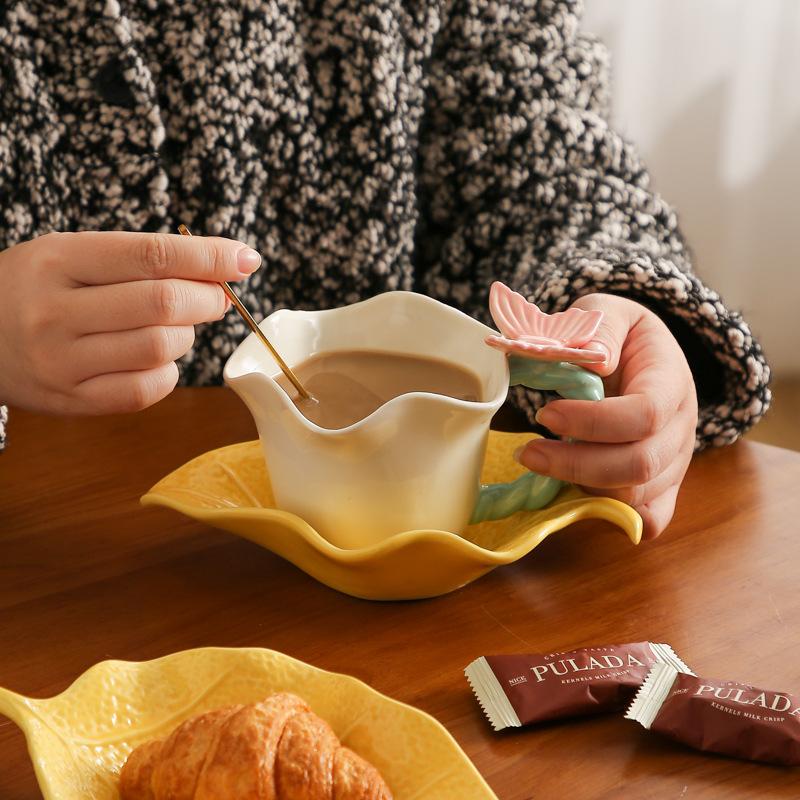 Hohe ästhetische Keramiktasse mit floralem Relief und Untertasse, niedliche Paarkaffeebecher, Teetassen-Set für den Nachmittag, Haushalts-Trinkgeschirr
