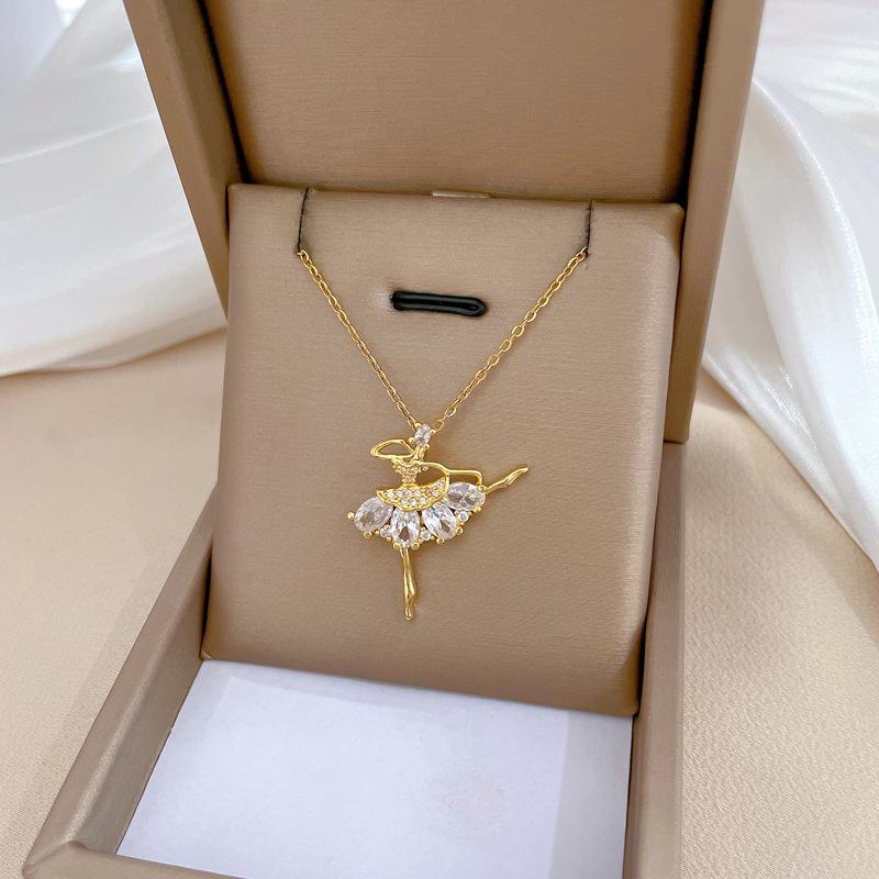 **Lively Women's Necklace: Titanium Steel & Gold-Plated Copper Clavicle Chain**