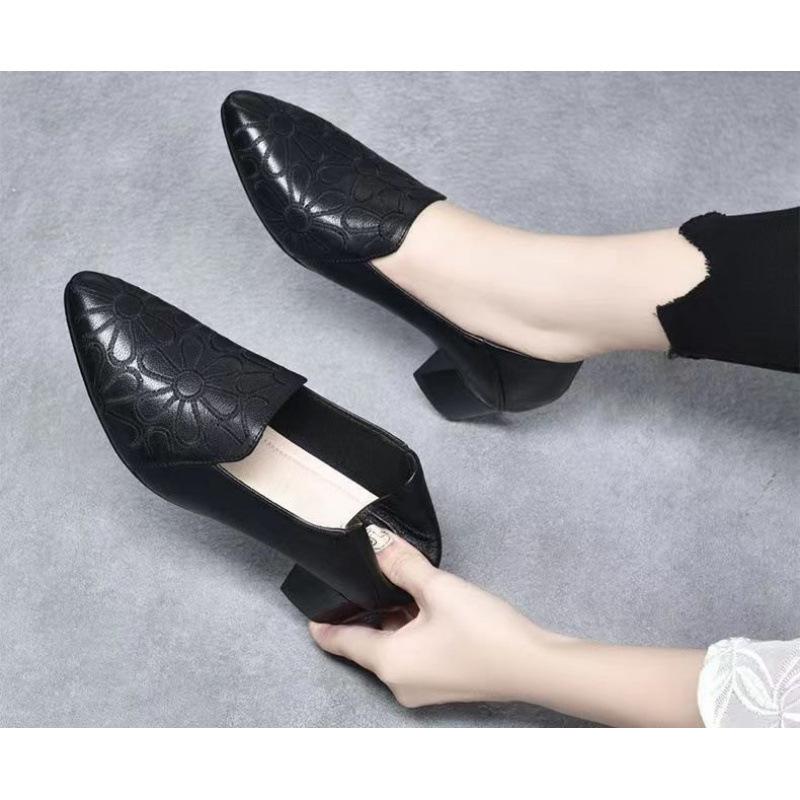 Spitze Einzel-Schuhe mit weicher Sohle Damen mittlerer Absatz 2025 Herbst neu bestickt Pendler Damen Schuhe bequem dicker Absatz weiches Leder Mutter Schuh