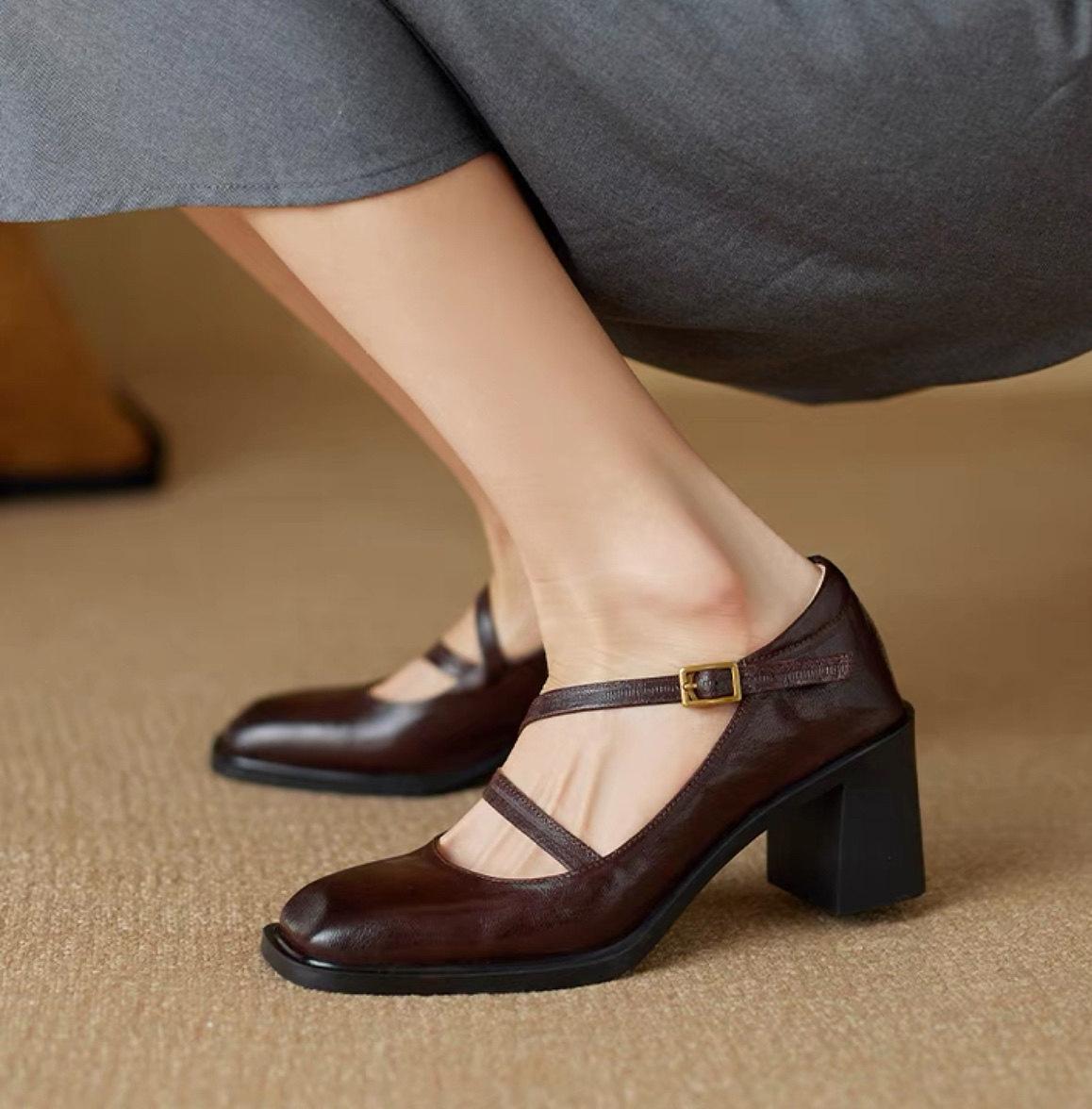 Модные классические туфли-лодочки с перекрестными ремешками на толстом каблуке — фото 8