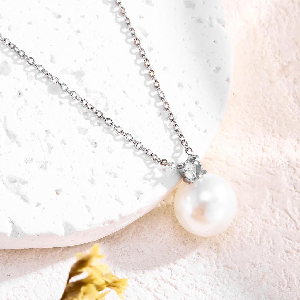 Retro Pearl Pendant Necklace with Four-Claw Design, 2026 Edition, Women's Light Luxury Jewelry