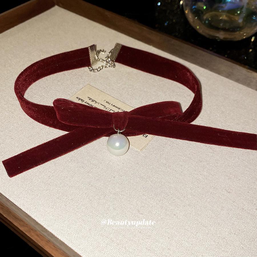 Retro Bow Knot Faux Pearl Clavicle Necklace - Autumn/Winter High-End Hong Kong Style