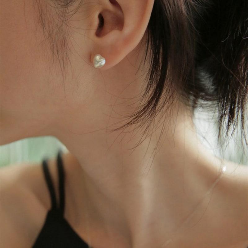 modernlike 14k aurora heart pearl earrings