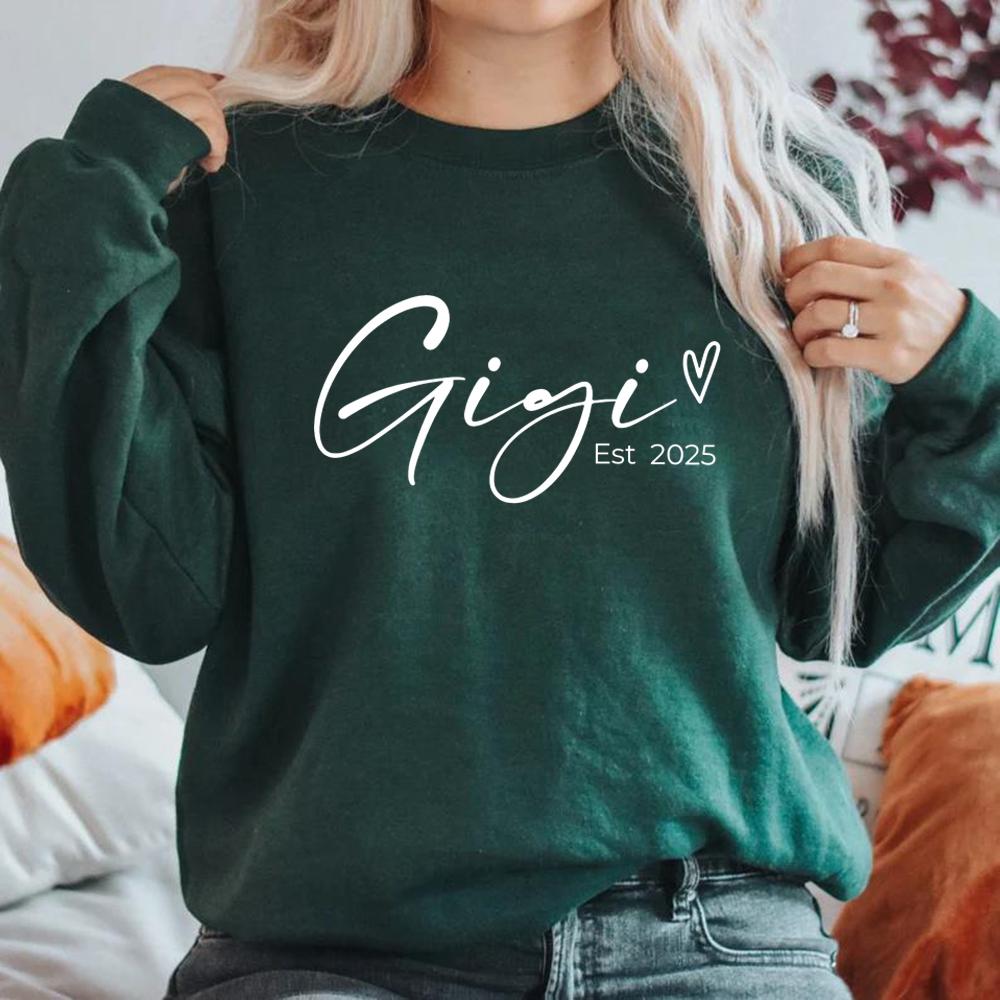 

Персонализированная толстовка Gigi Est 2025, подарок на День матери, толстовка для бабушки, женская толстовка с круглым вырезом, толстовка с длинным рукавом и графическим принтом XXXL темно-зеленого