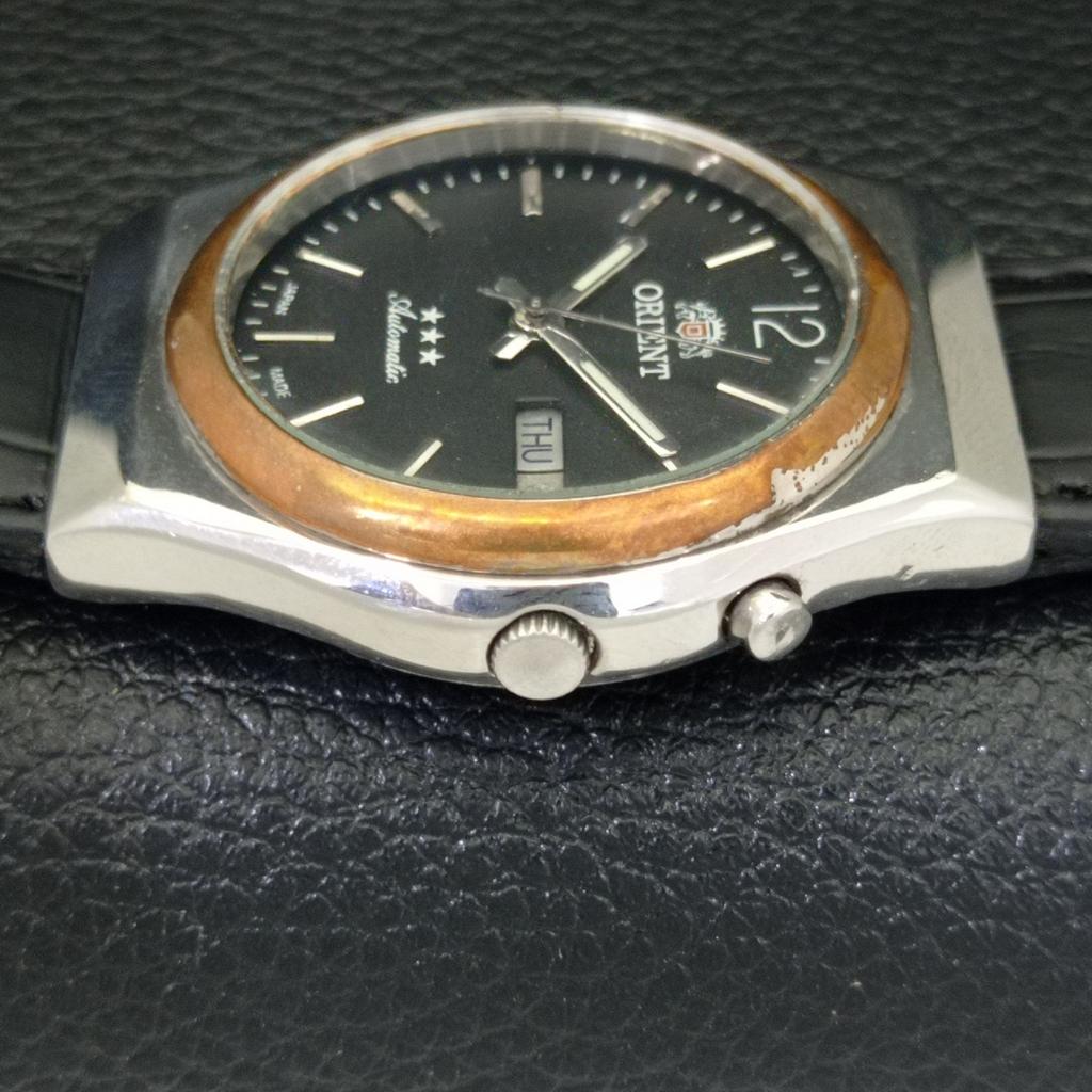 USED ORIENT JAPAN MENS AUTOMATIC DAY&DATE BLACK COLOR DIAL WATCH A432326-2 R111-a432326
