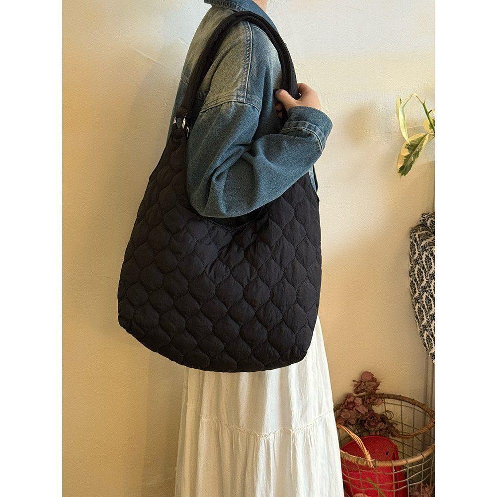 Tragetasche - Große Einzelschultertasche für den Freizeitgebrauch, mit einer elastischen Öffnung an der Seite für einfachen Zugriff.