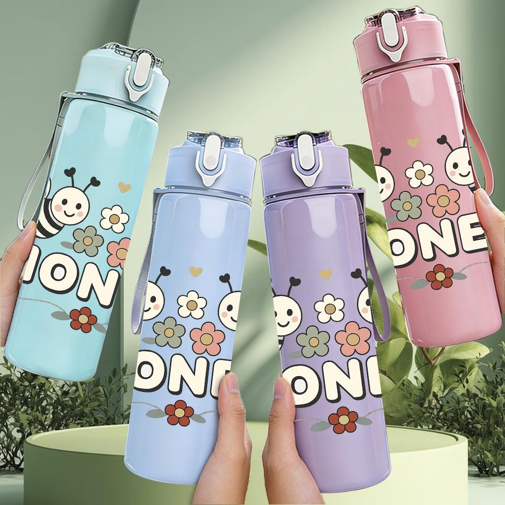 1PC Honey Bee Group Cartoon 750ml Color Plastic Sports Water Bottle Leakproof Flip Straw Lid Suitable for Sports Office Home Use