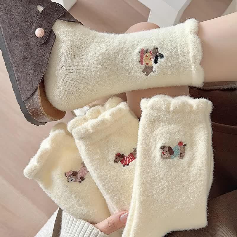Yuzhaolin Women s Thickened Plush Thermal Mid-Calf Socks (4 Pairs) One Size
