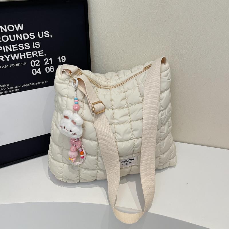 

Korean version of lightweight and large-capacity cloud pleated bag women s 2025 autumn new diamond checkered cotton bag crossbody small square bag without pendant брудно-білий