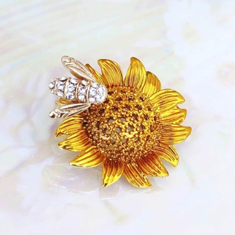 Rhinestones Honeybee Pollinating Flower Brooch Alloy Fashion Jewelry Wedding Party Clothing Accessories for Women