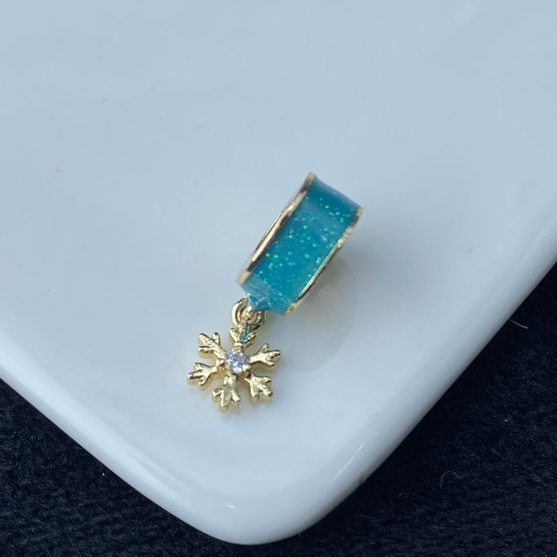 

Fresh Light Blue Snowflake Charm: DIY Jewelry Accessories with Color-Preserving Crystal Beads