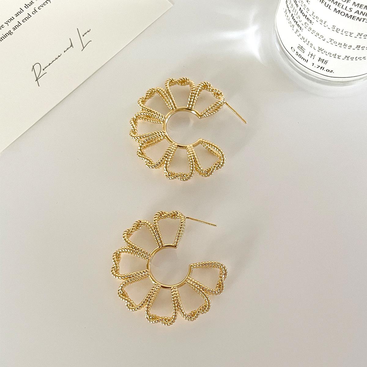 

925 silver needle hollow flower stud earrings women s simple light luxury high-end autumn and winter earrings autumn and winter fashion new earrings 925 silver needles